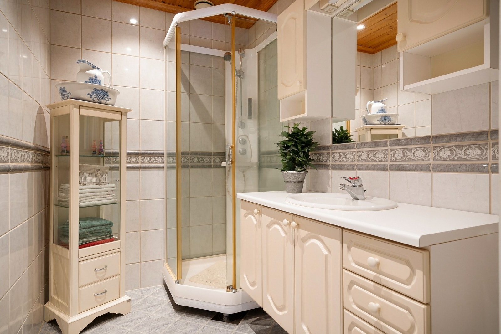 Badet er fra 2002 med fliser, dusjkabinett og varmekabler i gulv. Galleribilde