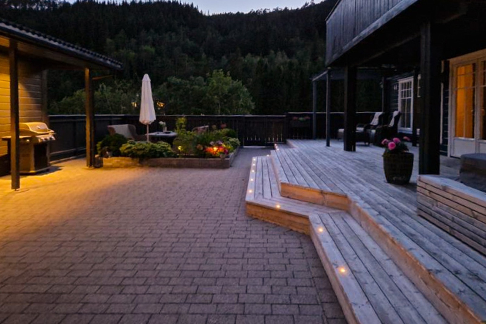 Det er innlagt kveldsbelysning i terrassedekket. Galleribilde