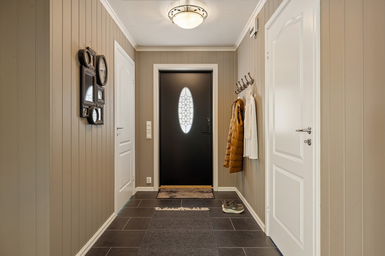 Du møtes av en romslig entré med plass til oppbevaring av yttertøy og sko. Galleribilde