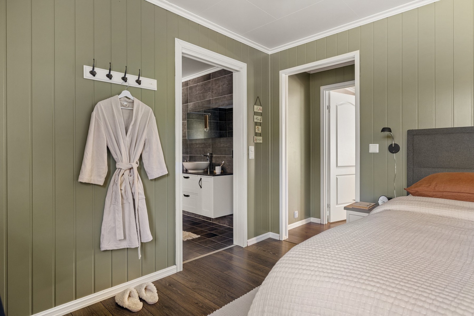 Tilknyttet soverommet har du også et elegant bad med moderne innredning. Galleribilde