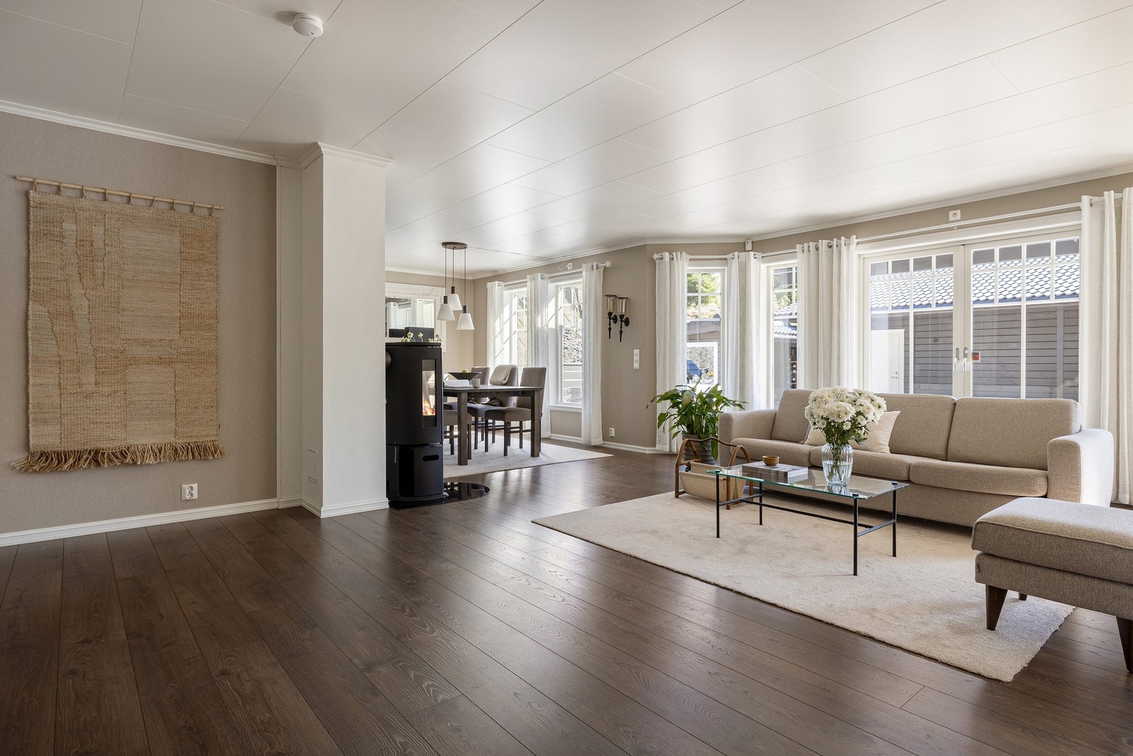 Hovedetasjen byr på en åpen og luftig stue som naturlig glir over i kjøkkenet. Galleribilde