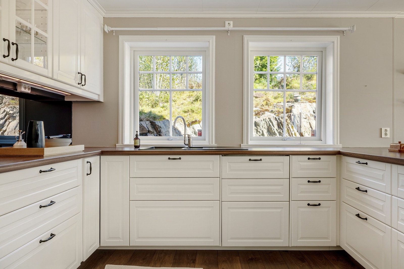 Dette er et perfekt kjøkken for en travel familie med god plass til å bevege seg og den praktiske halvøyen som er prefekt for leksehjelp. Her vil garantert hobby kokken trives! Galleribilde