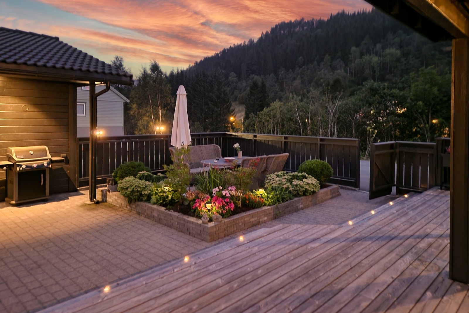 Eiendommen er nydelig opparbeidet med inngjerdede, stenlagte uteområder! Galleribilde