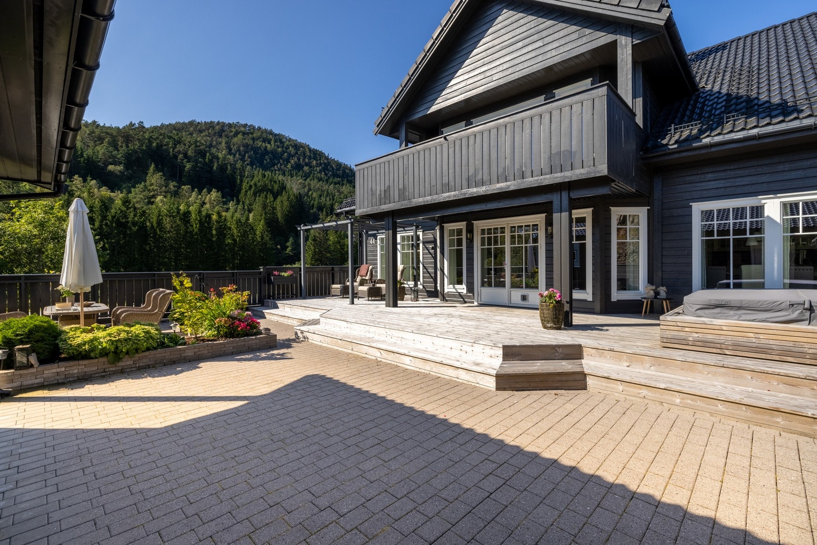 Det er direkte adkomst fra stuen ut til terrasse og uteområder. Galleribilde