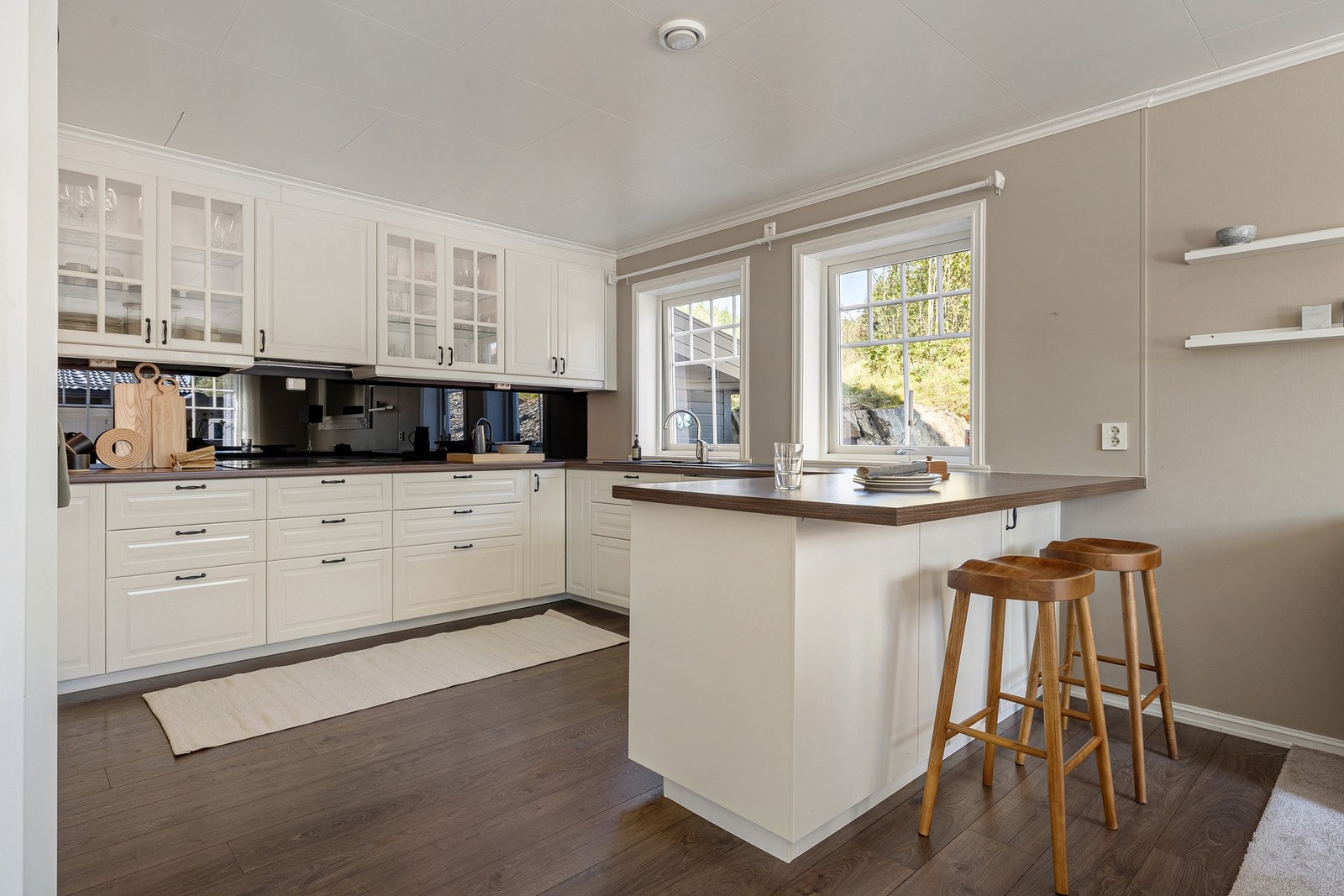 Kjøkkenet er romslig med rikelig benke- og oppbevaringsplass. Galleribilde