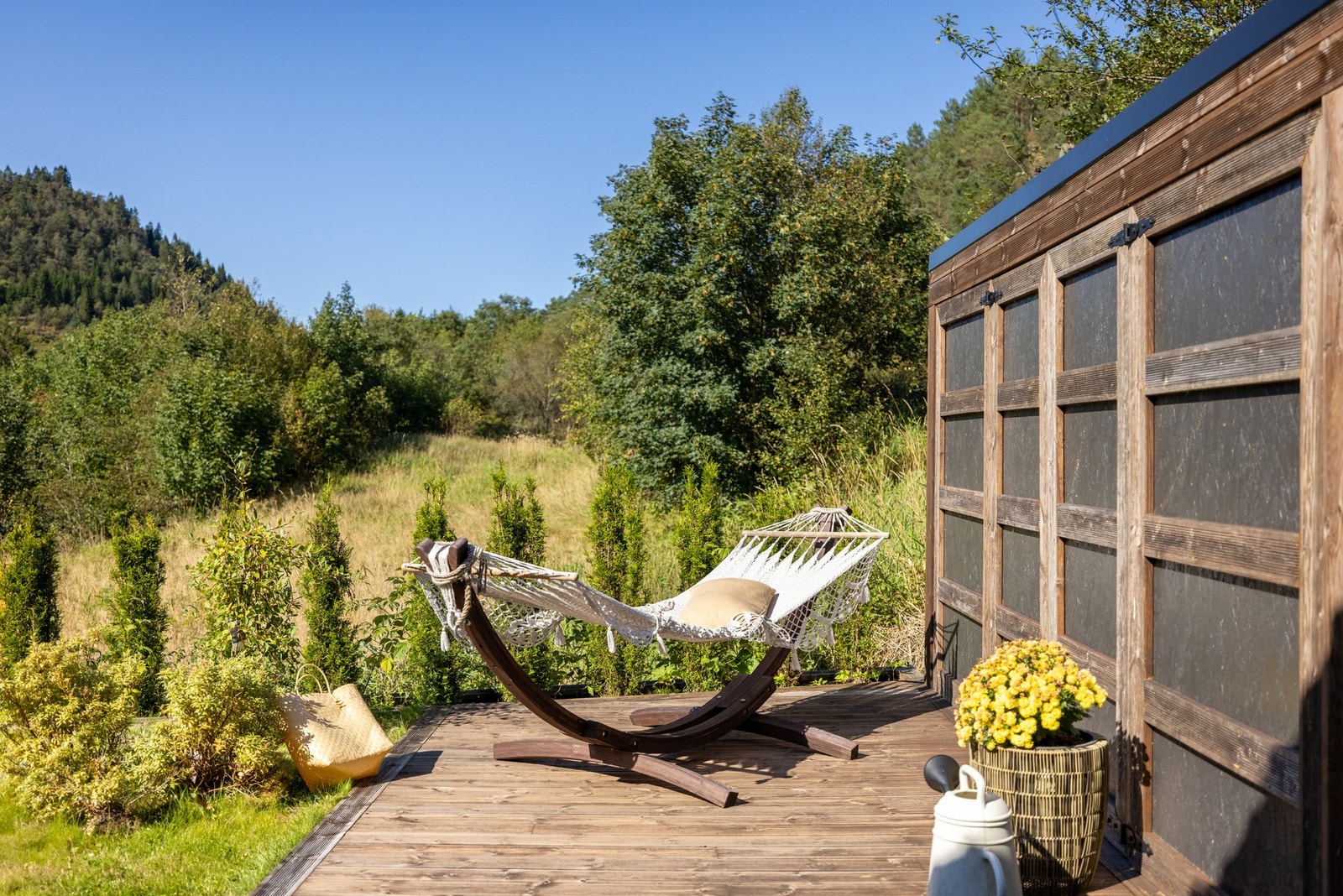 Her kan du starte dagen med en kopp kaffe på terrassen, la barna leke trygt på plenen og avslutte kvelden med et bad i jacuzzien. Galleribilde