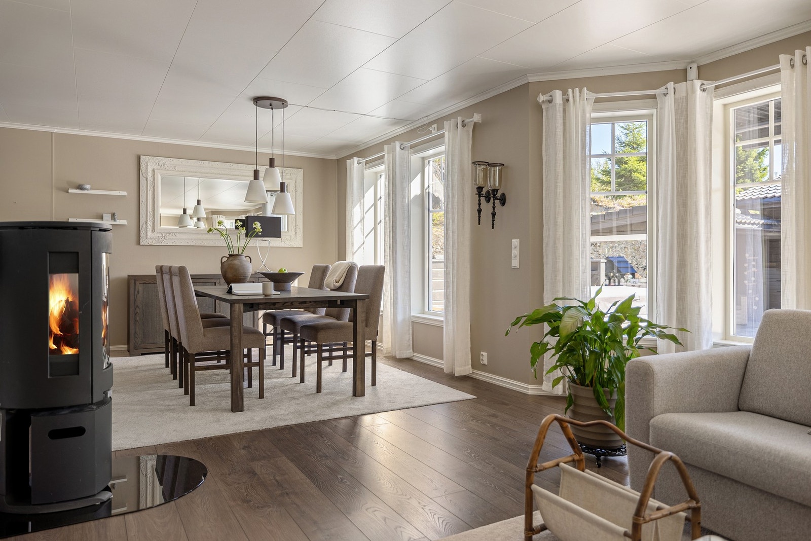 Spisestuen tilknyttet kjøkkenet har god plass til langbord, perfekt for alt fra hverdagsmiddager til større selskaper. Galleribilde