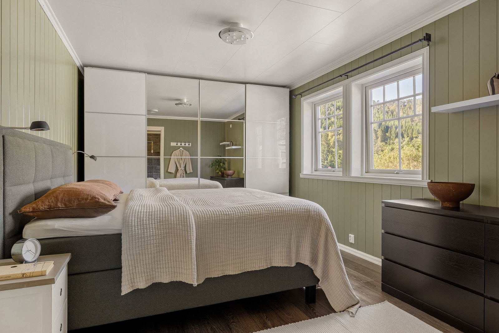 Videre i hovedetasjen finner du hovedsoverommet med god plass til dobbeltseng, nattbord og oppbevaring i skyvedørsgarderoben. Galleribilde