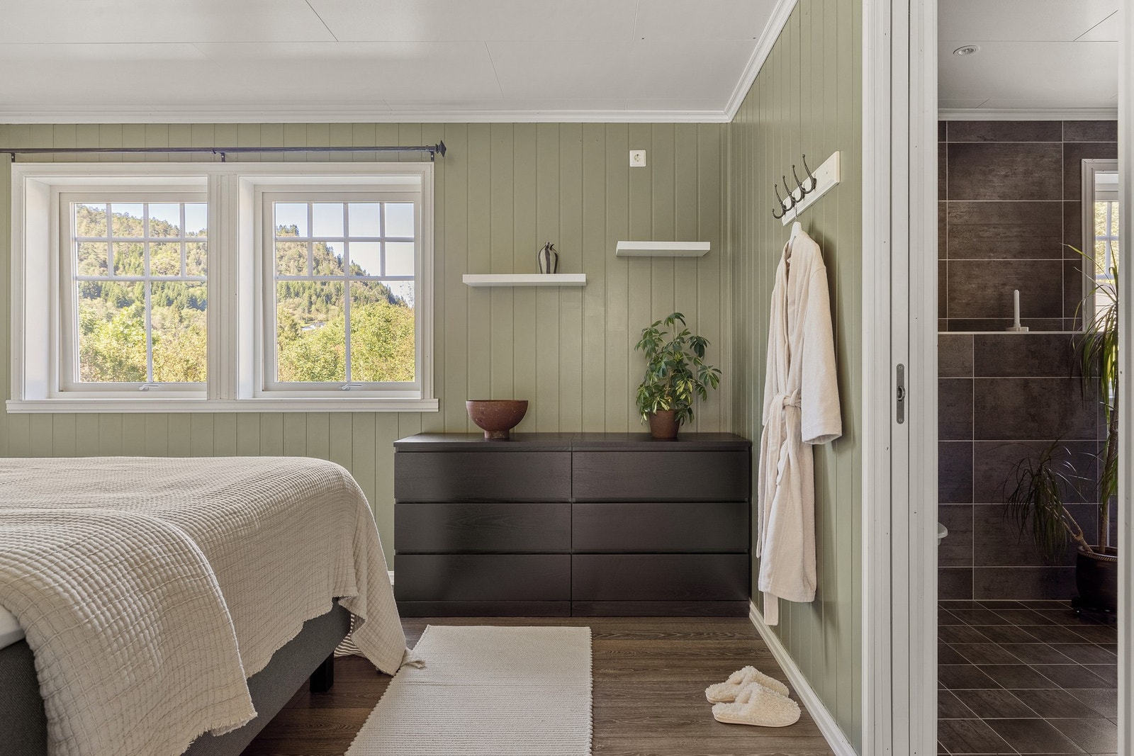 Det er rikelig med naturlig lysinnslipp fra de store vinduene. Galleribilde