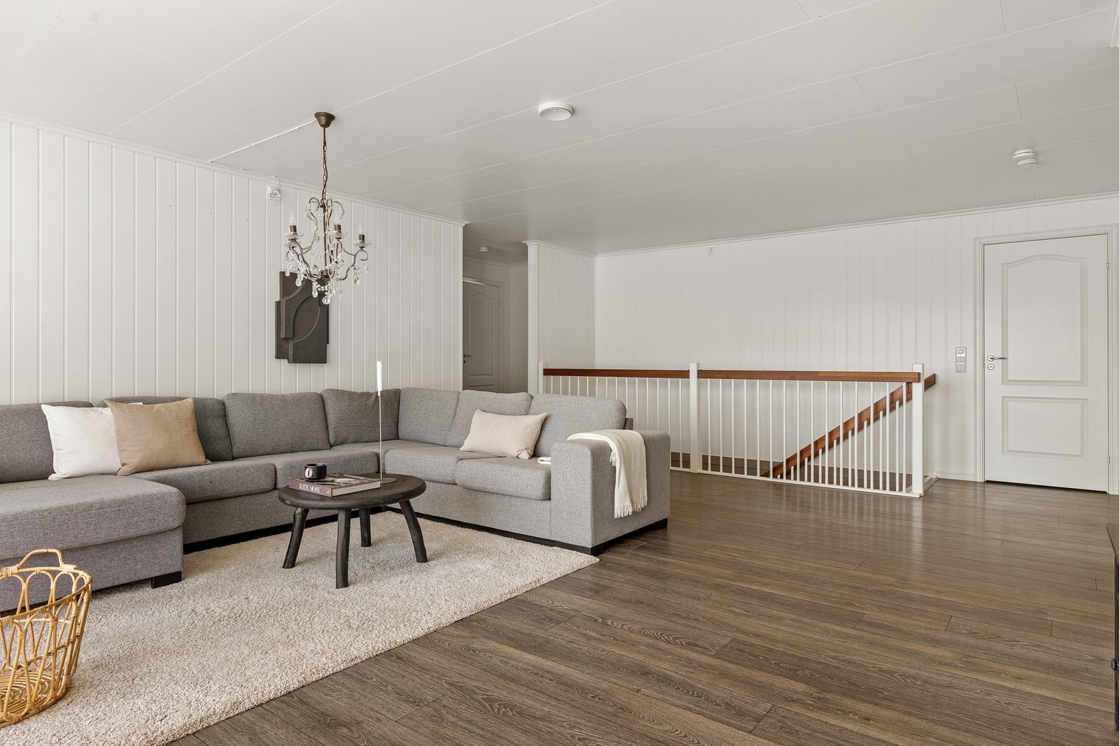 Andre etasjen er smart organisert med tv-stue, 3 soverom og bad. Stuens utforming gir god plass til stor sofa sone. Perfekt plass for å se fredags filmen! Galleribilde