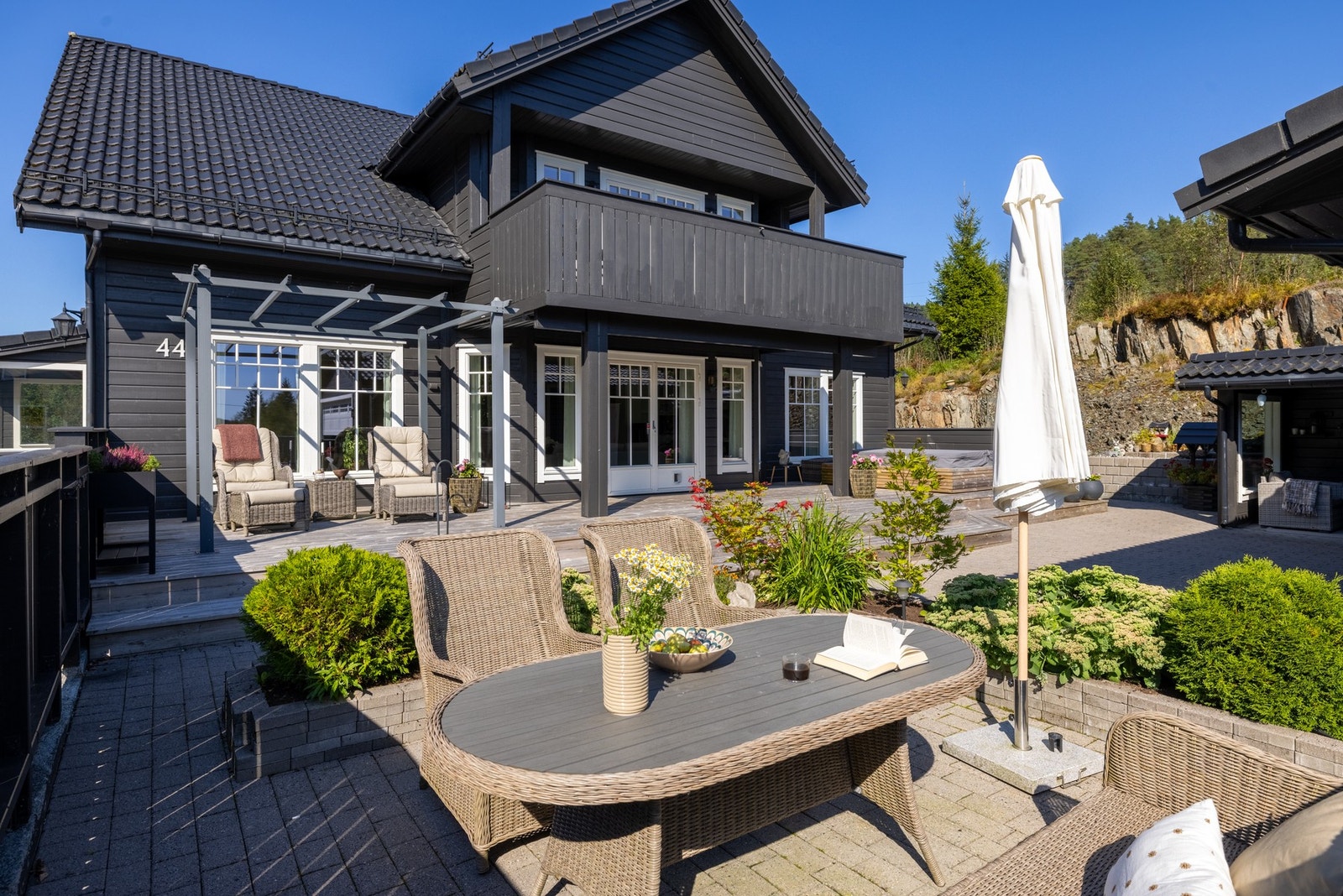 Ytre Sælen 44 presenteres av EIE eiendomsmegling ved Simon Aasen. Galleribilde