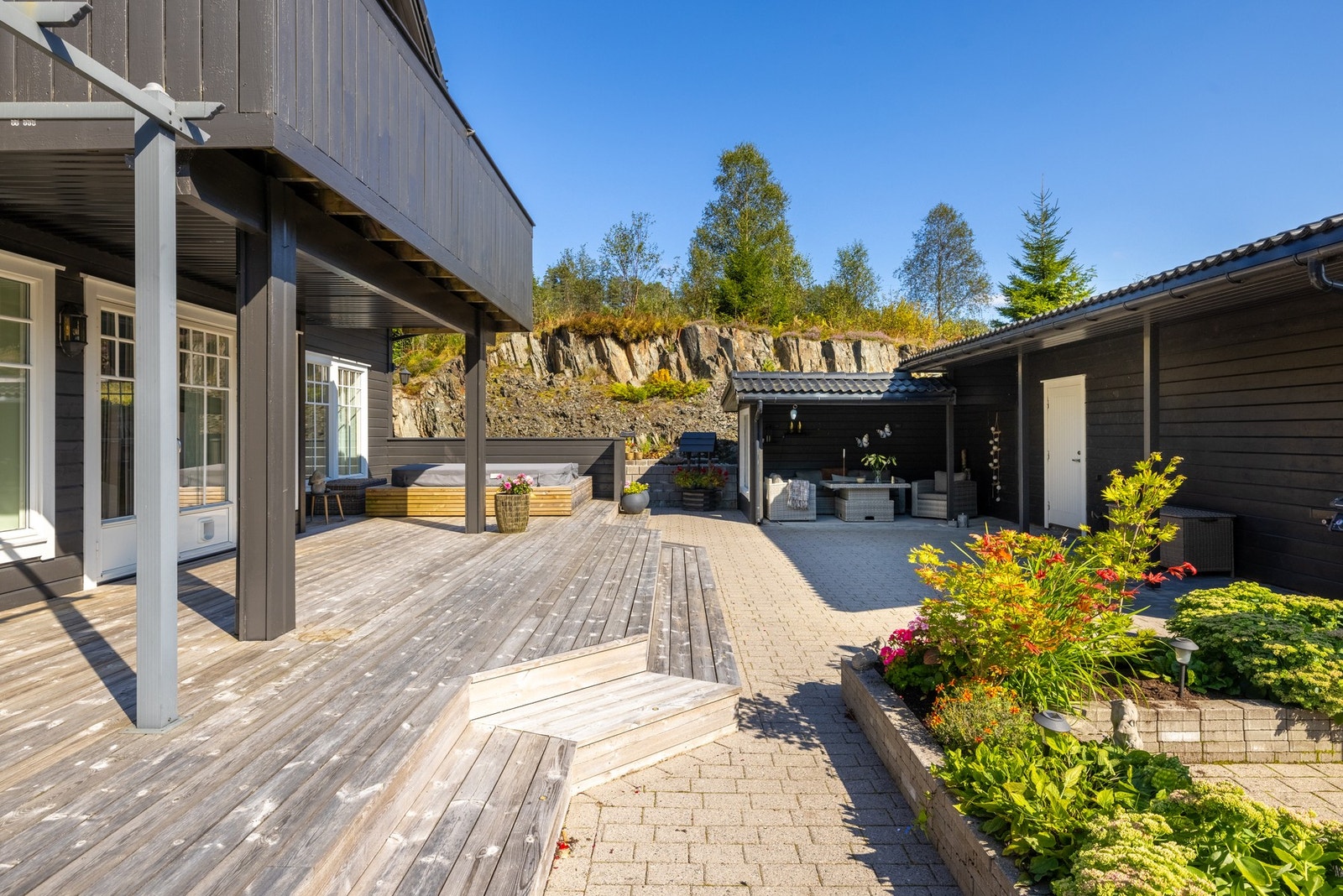 Det er opparbeidet med utestue, jacuzzi, boder og nydelige uteplasser. Galleribilde