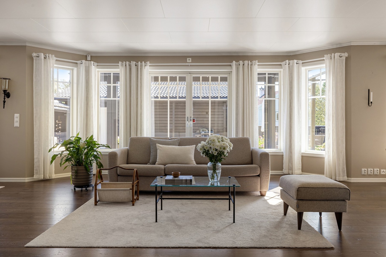 De store vinduene gir flott utsyn mot uteområdet og skaper en sømløs forbindelse mellom inne- og uterom. Galleribilde