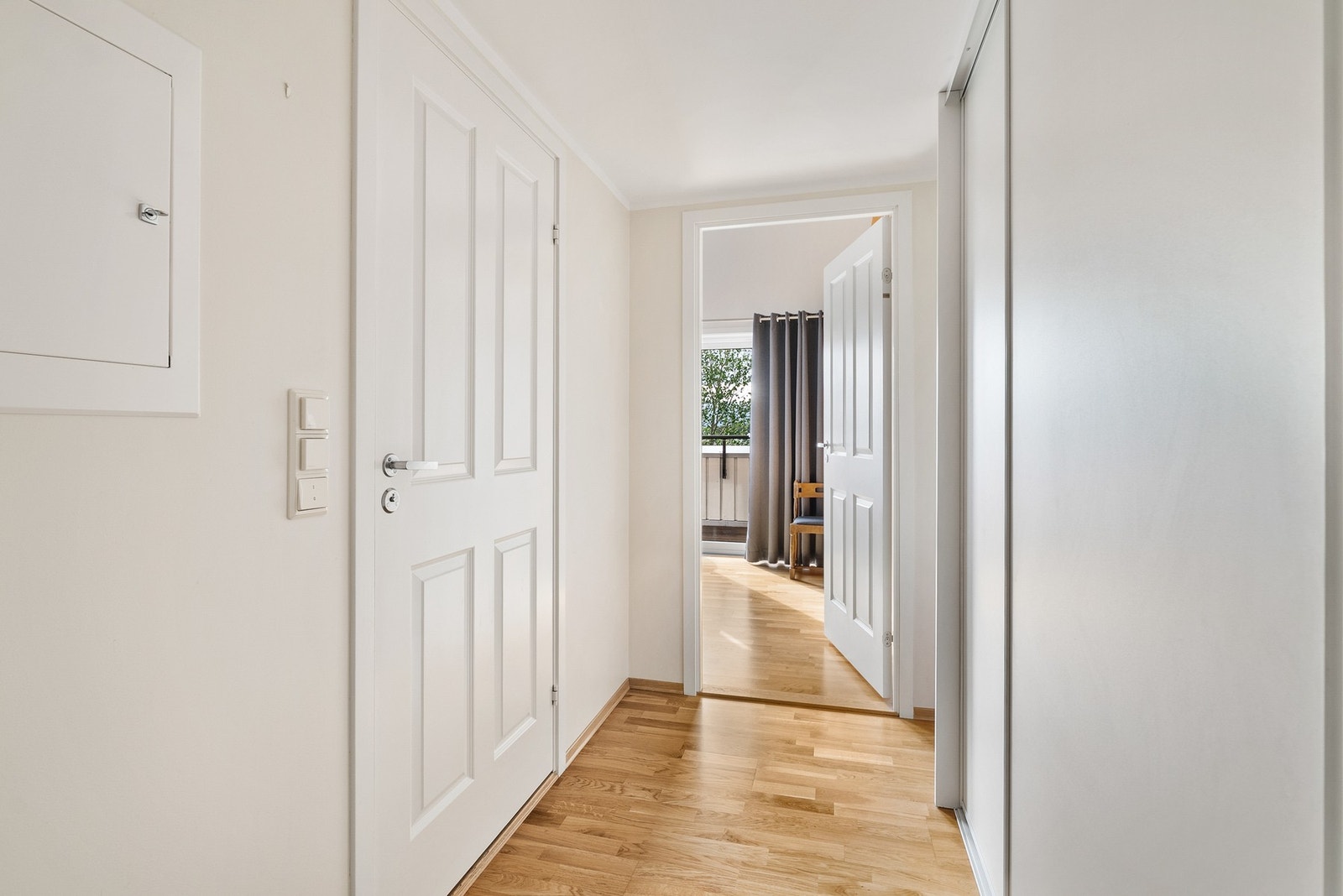 Gang med praktisk skyvedørsgarderobe. Galleribilde