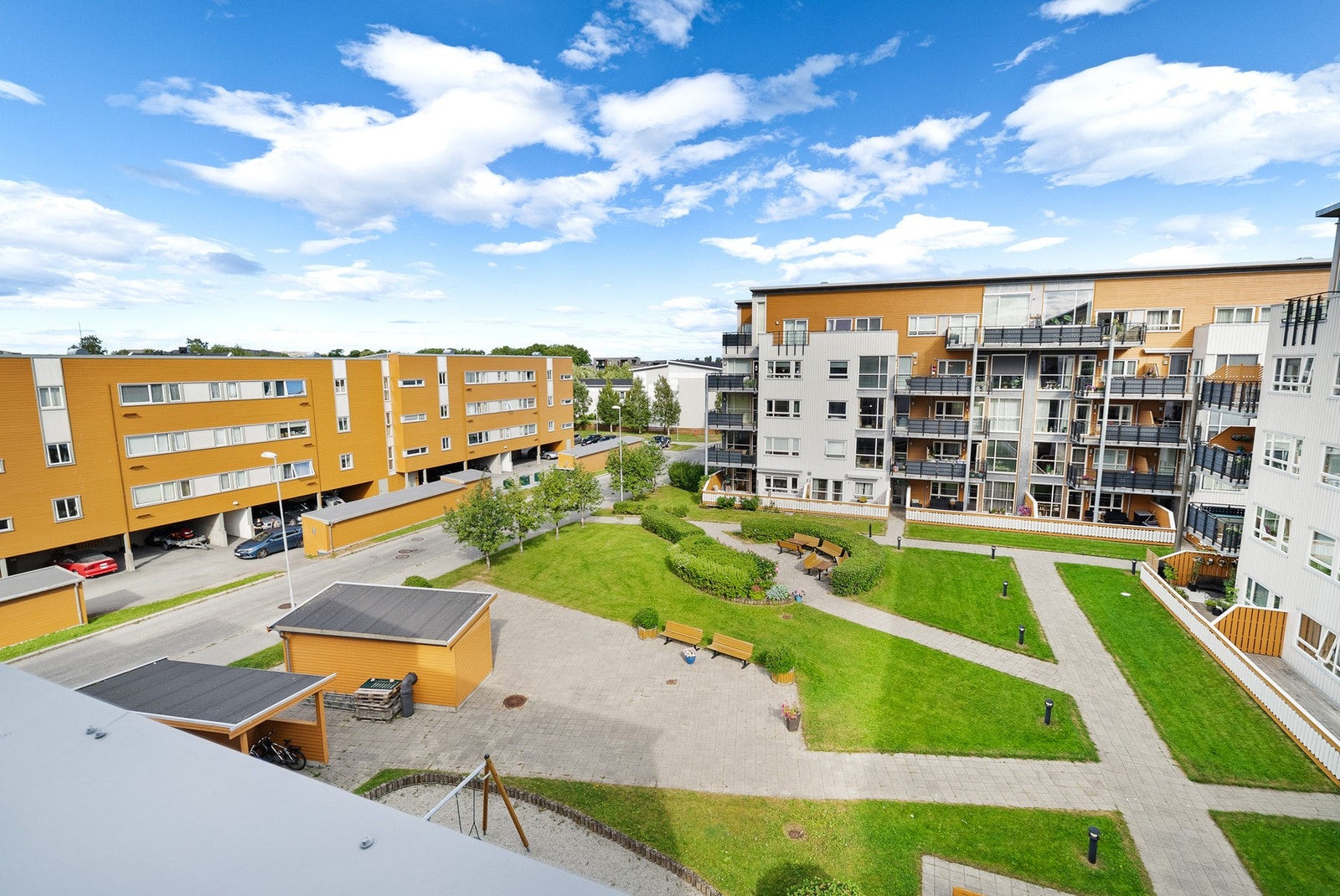 Borettslaget har et meget pent opparbeidet uteareal med en liten park midt mellom byggene. Galleribilde