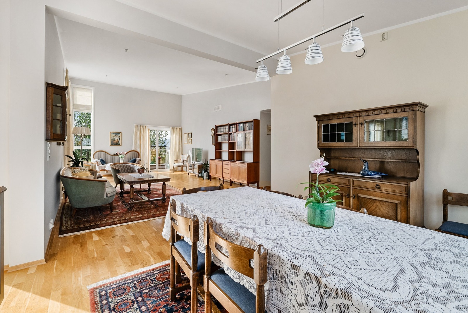 Her er det fint plass til et spisebord med tilhørende stoler. Galleribilde