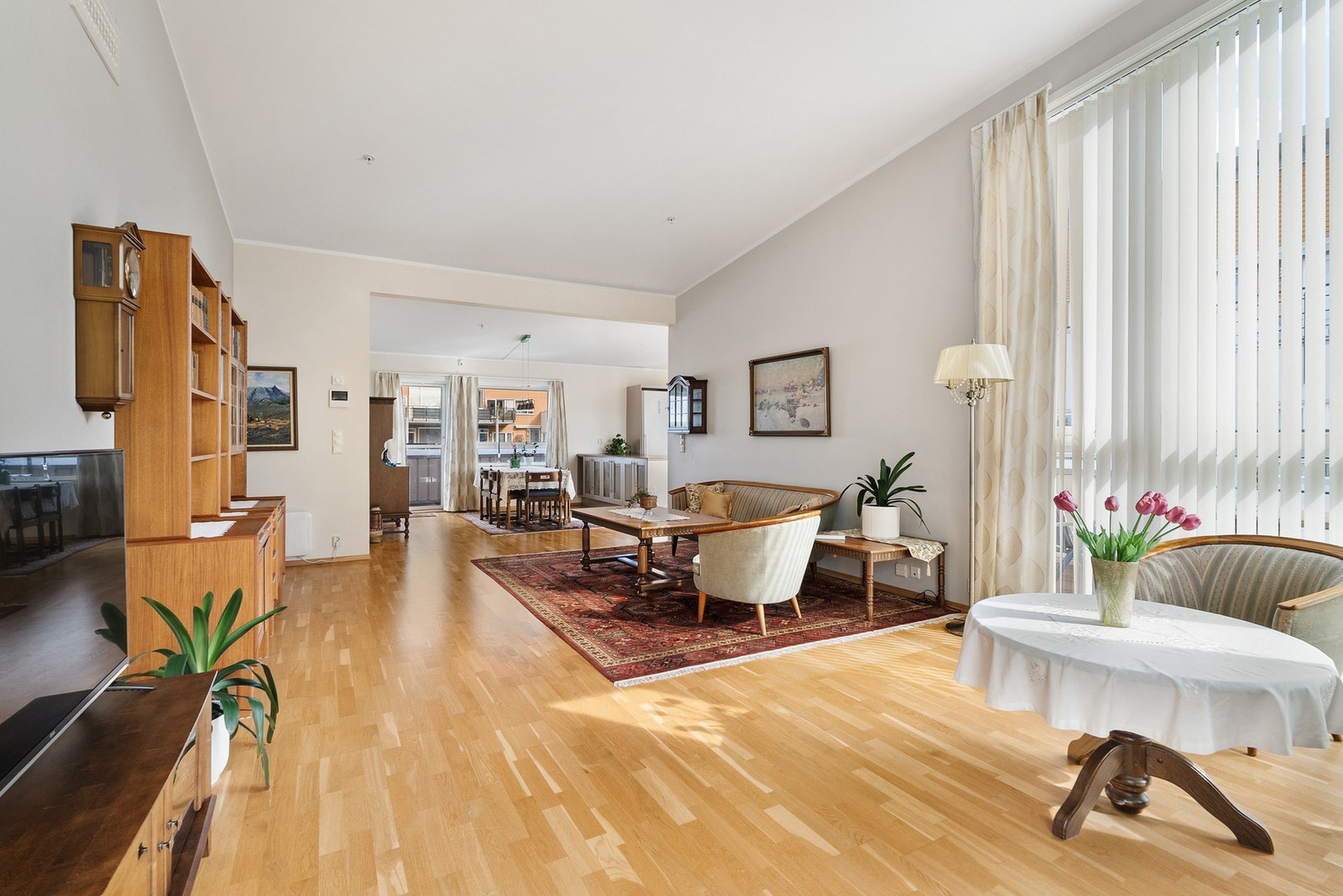 Det er god plass til en sofagruppe og TV med tilhørende møblement. Galleribilde