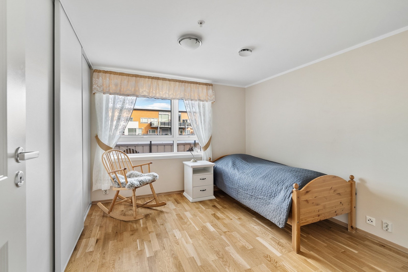 Det andre soverommet har god plass til seng og annet ønsket møblement. Her er det også en praktisk skyvedørsgarderobe. Galleribilde