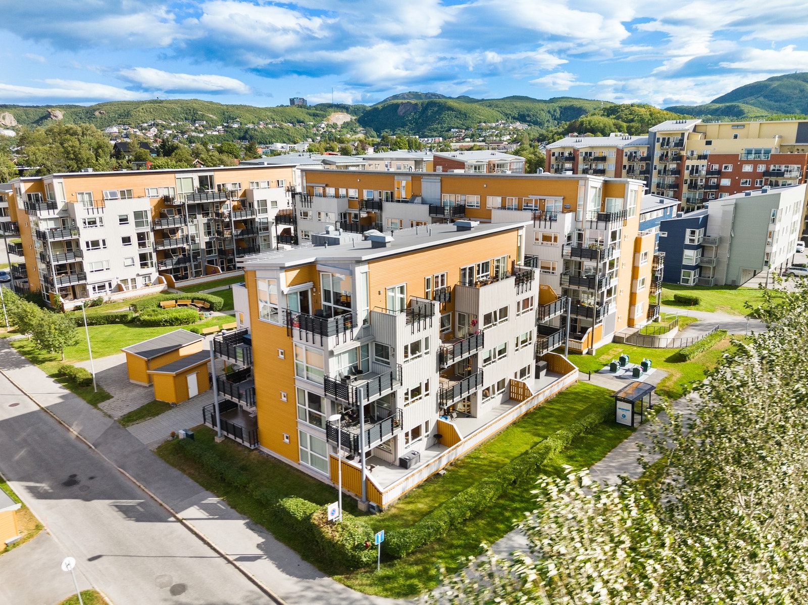 Herfra har du kort vei til alt du trenger, enten det er dagligvarebutikk, legesenter, kjøpesenter eller tur i marka. Galleribilde