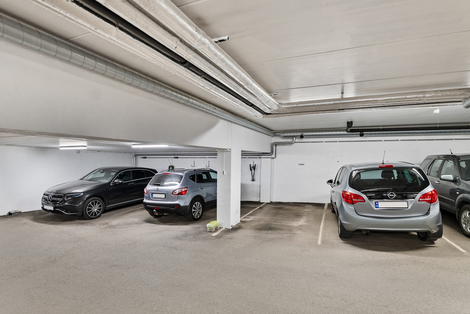 Parkering i kjeller. Galleribilde