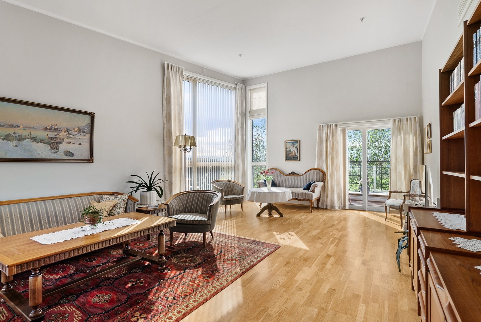 De store vindusflatene sørger for rikelig med naturlig lysinnslipp. Galleribilde