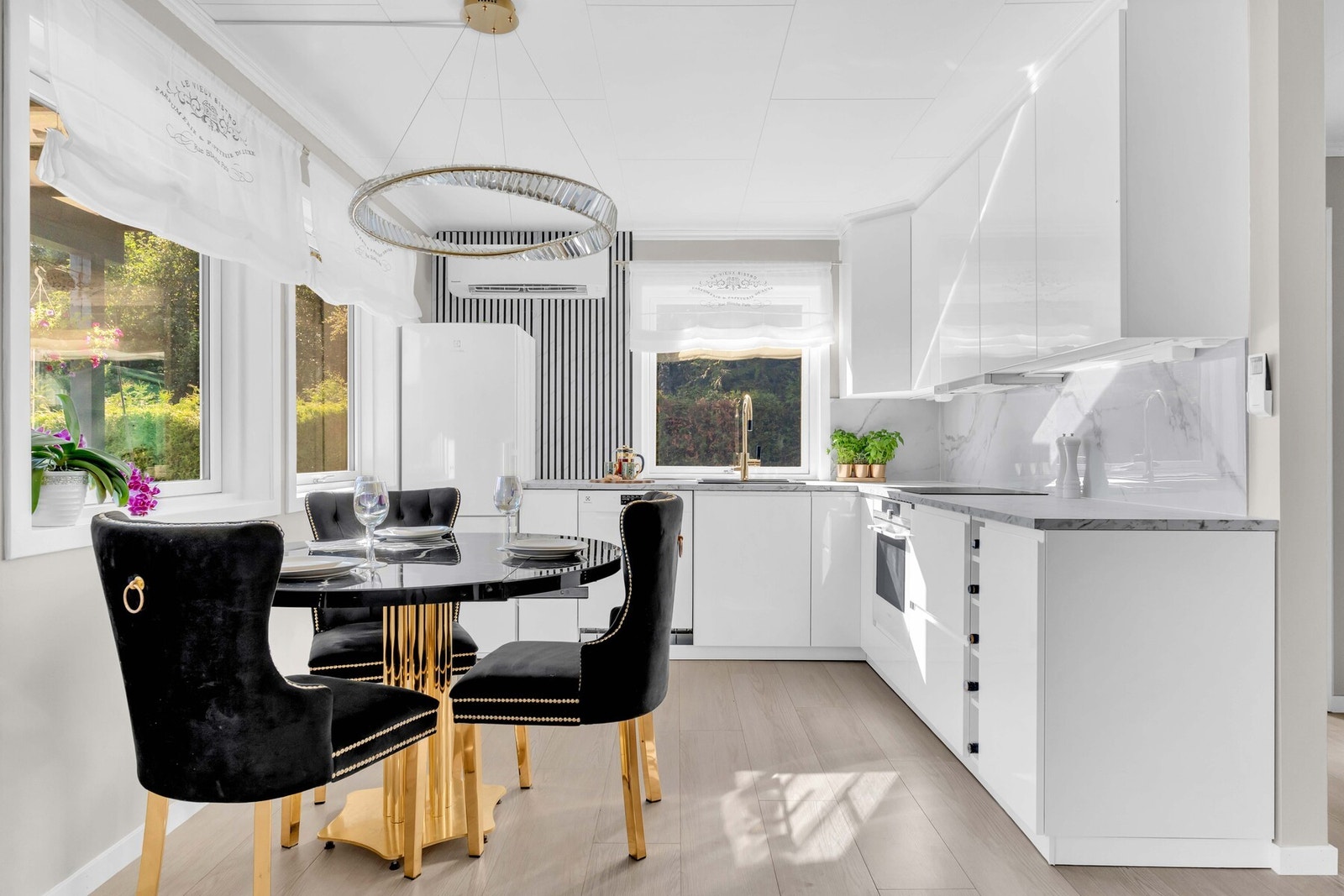 I Taietveien 16D får du et nabolag som gir trygghet, stillhet og grønne omgivelser, samtidig som sentrum og alle hverdagsfasiliteter bare er noen minutter unna. Galleribilde