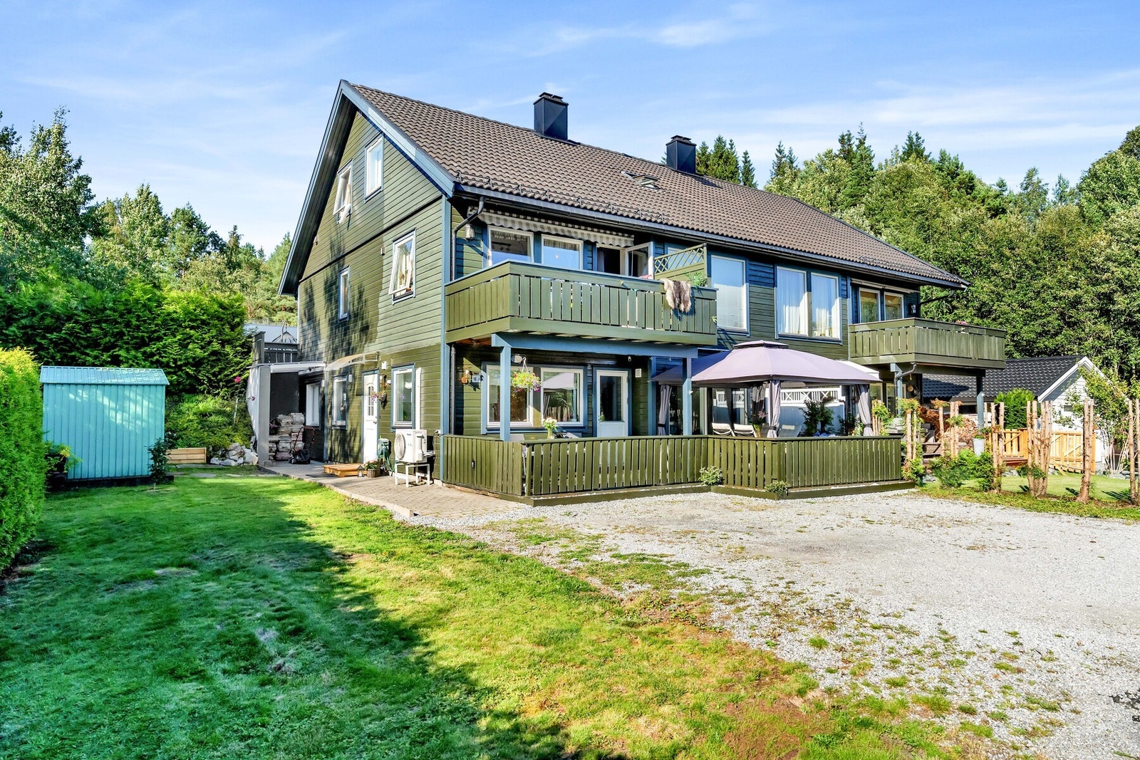 I sentrum finner du dagligvarebutikker som Rema 1000 og Coop Extra, samt et variert utvalg av butikker, apotek, kaféer og andre servicetilbud. Galleribilde