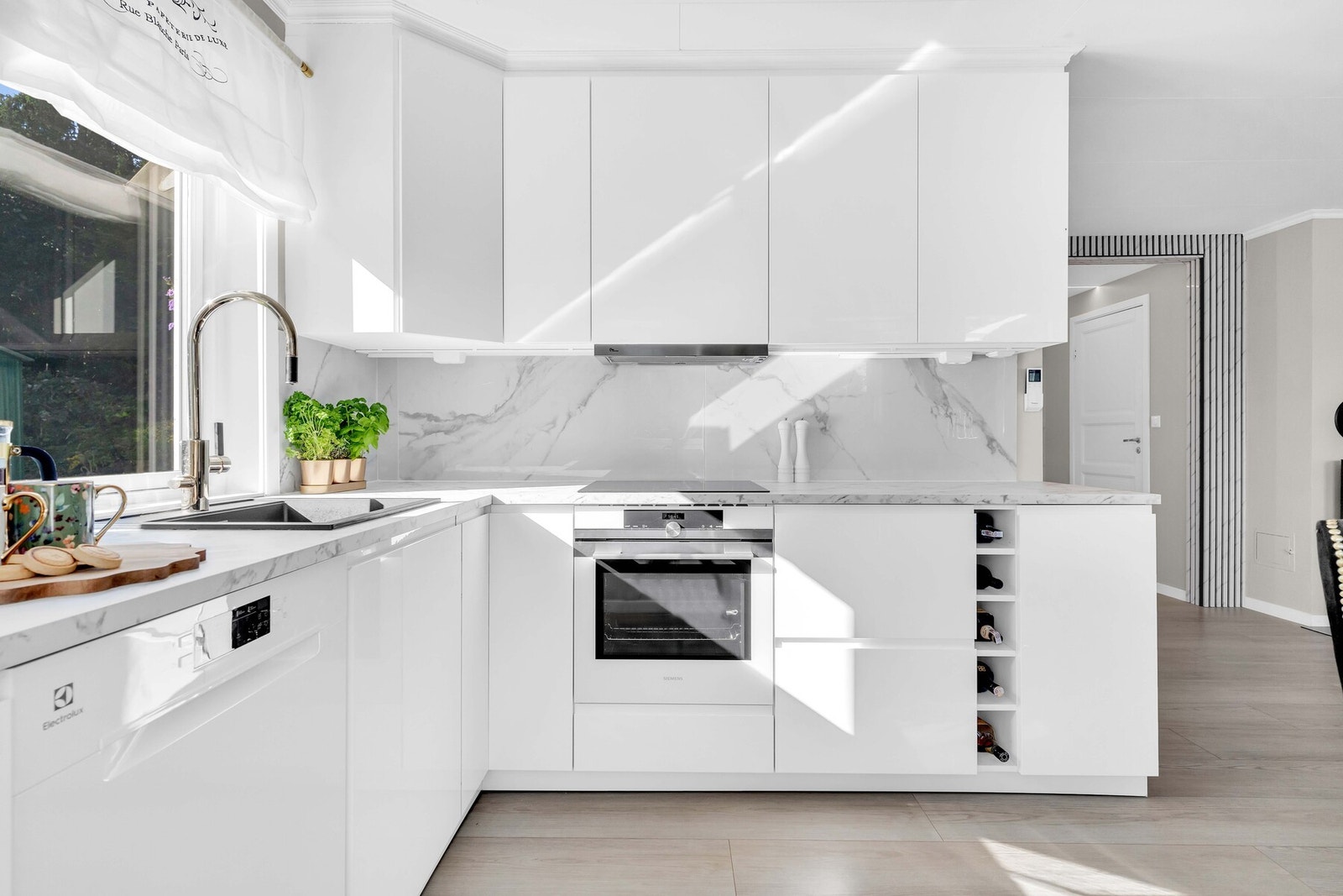 Kjøkkenet er godt utstyrt med integrert komfyr med induksjonstopp, oppvaskmaskin, samt frittstående kjøleskap og fryser. Galleribilde