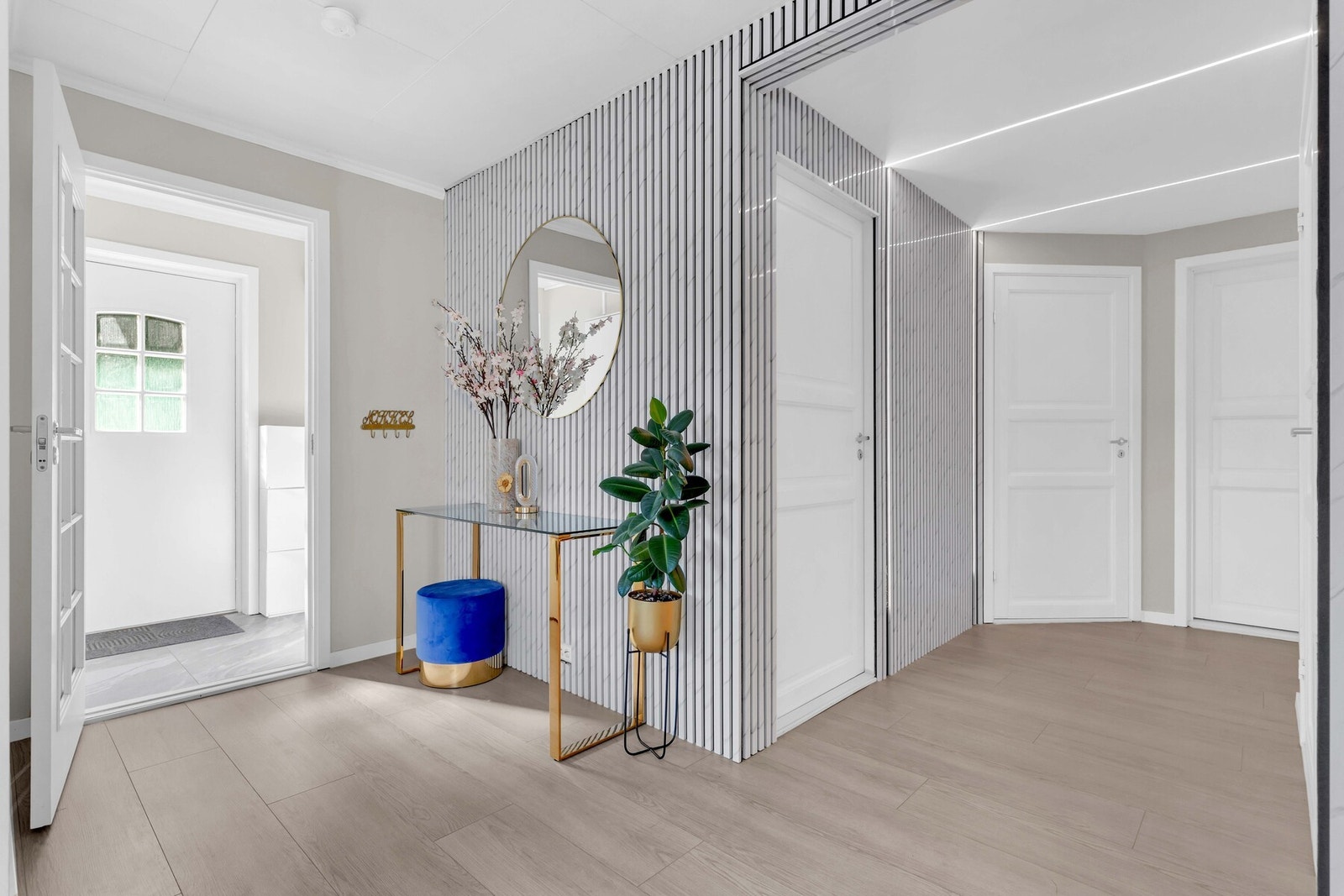 Her er det enkelt å møblere med garderobeløsning eller oppbevaring, slik at du holder hjemmet både ryddig og praktisk. Den lyse utformingen gjør at rommet oppleves åpent, og med en personlig touch kan dette bli en innbydende forlengelse av entréen. Galleribilde