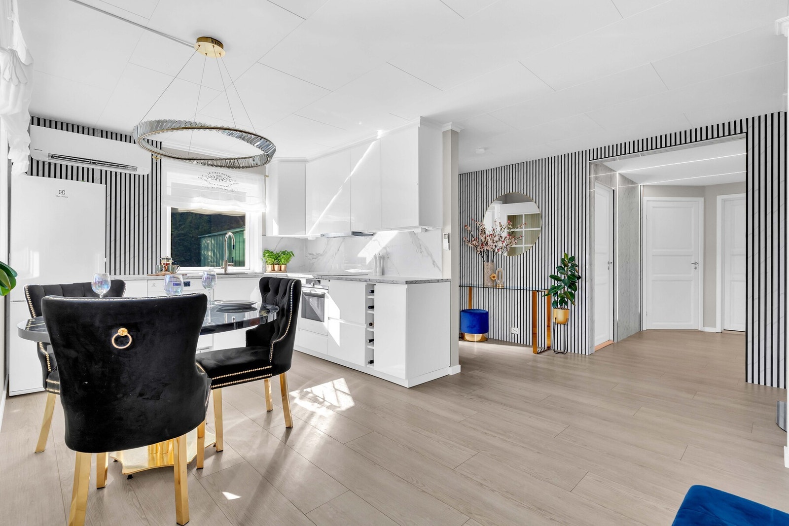 Her får du et kjøkken som ikke bare dekker behovene dine, men som gjør matlaging til en lystbetont del av hverdagen. Det er et sted du kan samle familie og venner over gode måltider! Galleribilde