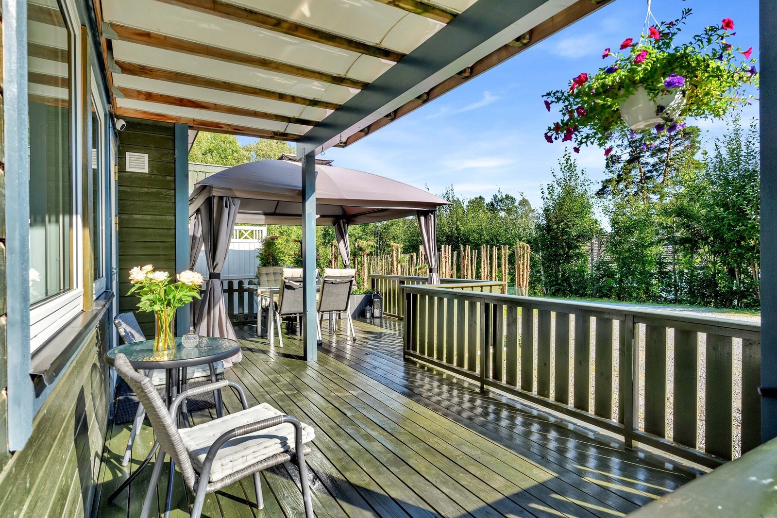 Her kan du enkelt møblere med både spisegruppe og loungemøbler, og uteplassen blir raskt en naturlig forlengelse av stuen i sommerhalvåret. Galleribilde