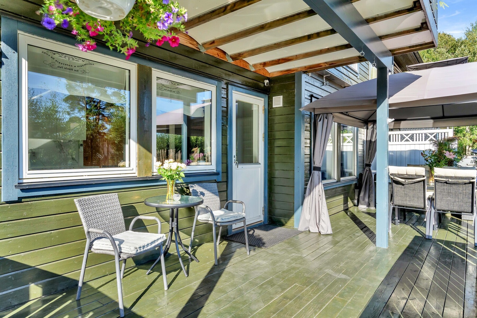 Fra stuen har du direkte utgang til en hyggelig terrasse på 24 m², hvorav ca. 9 m² er overbygget. Galleribilde