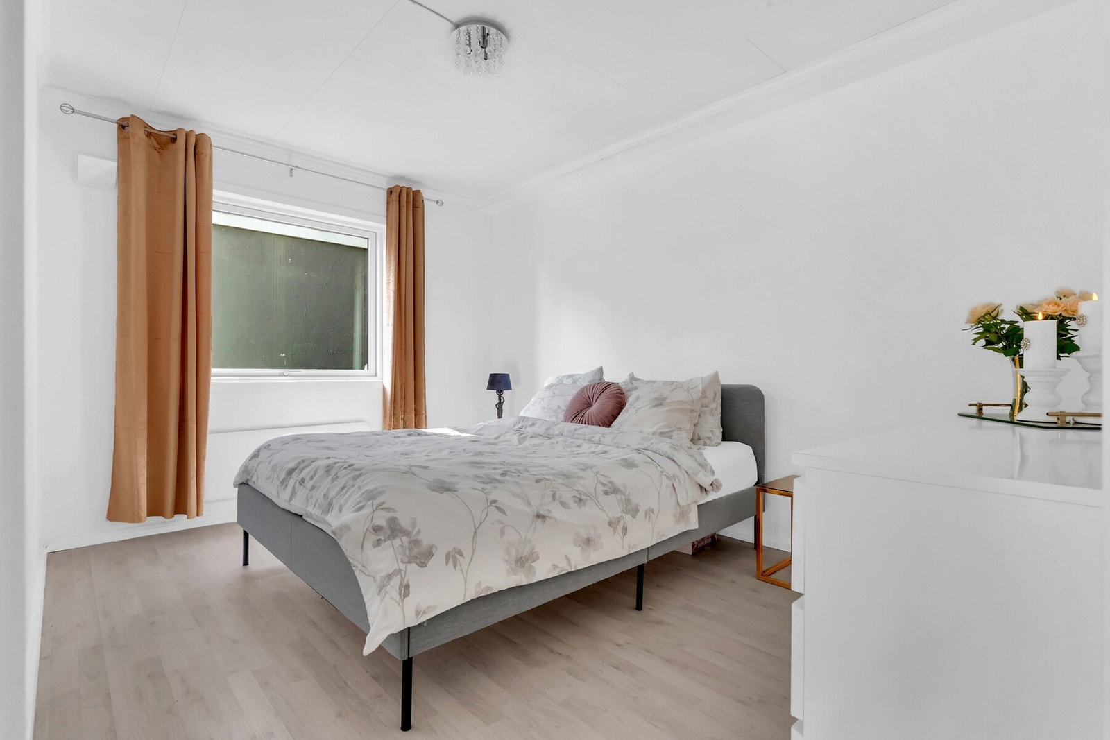 Hovedsoverommet har plass til seng og garderobeløsning, og fremstår som et lyst og rolig rom som egner seg perfekt for hvile og avslapping. Galleribilde