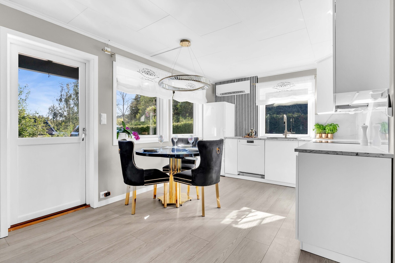 Fra stuen har du direkte utgang til terrasse og hage, som gjør rommet til et naturlig bindeledd mellom inne- og uteområdet. Galleribilde