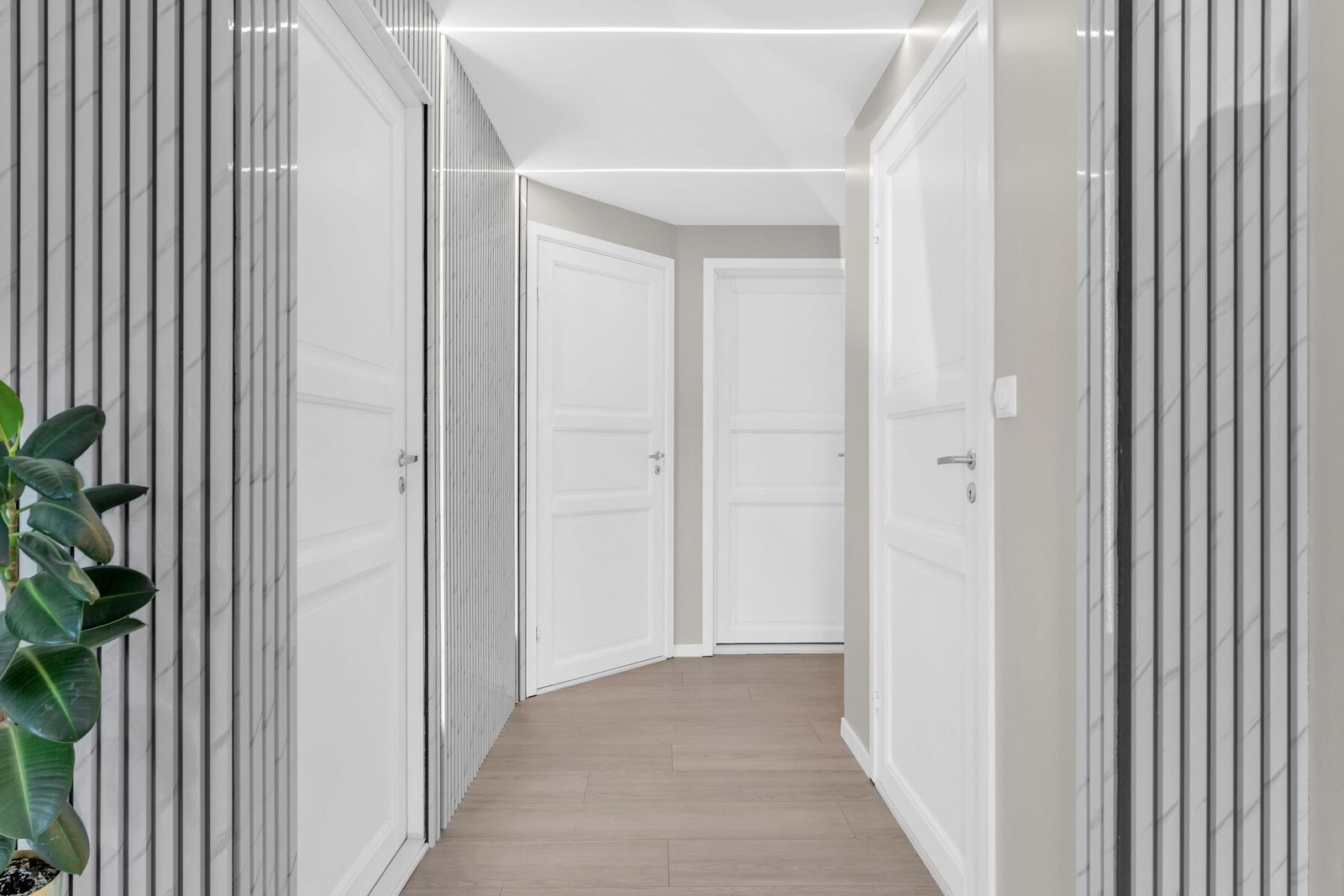 Gangen fungerer som et naturlig bindeledd mellom rommene og gir en oversiktlig planløsning. Galleribilde