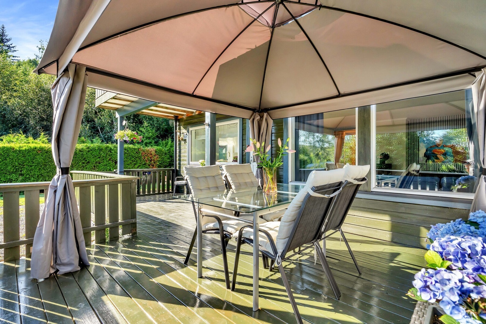 Terrassen ligger lunt til og gir en ramme for alt fra rolige kaffestunder til hyggelige kvelder med venner. Galleribilde