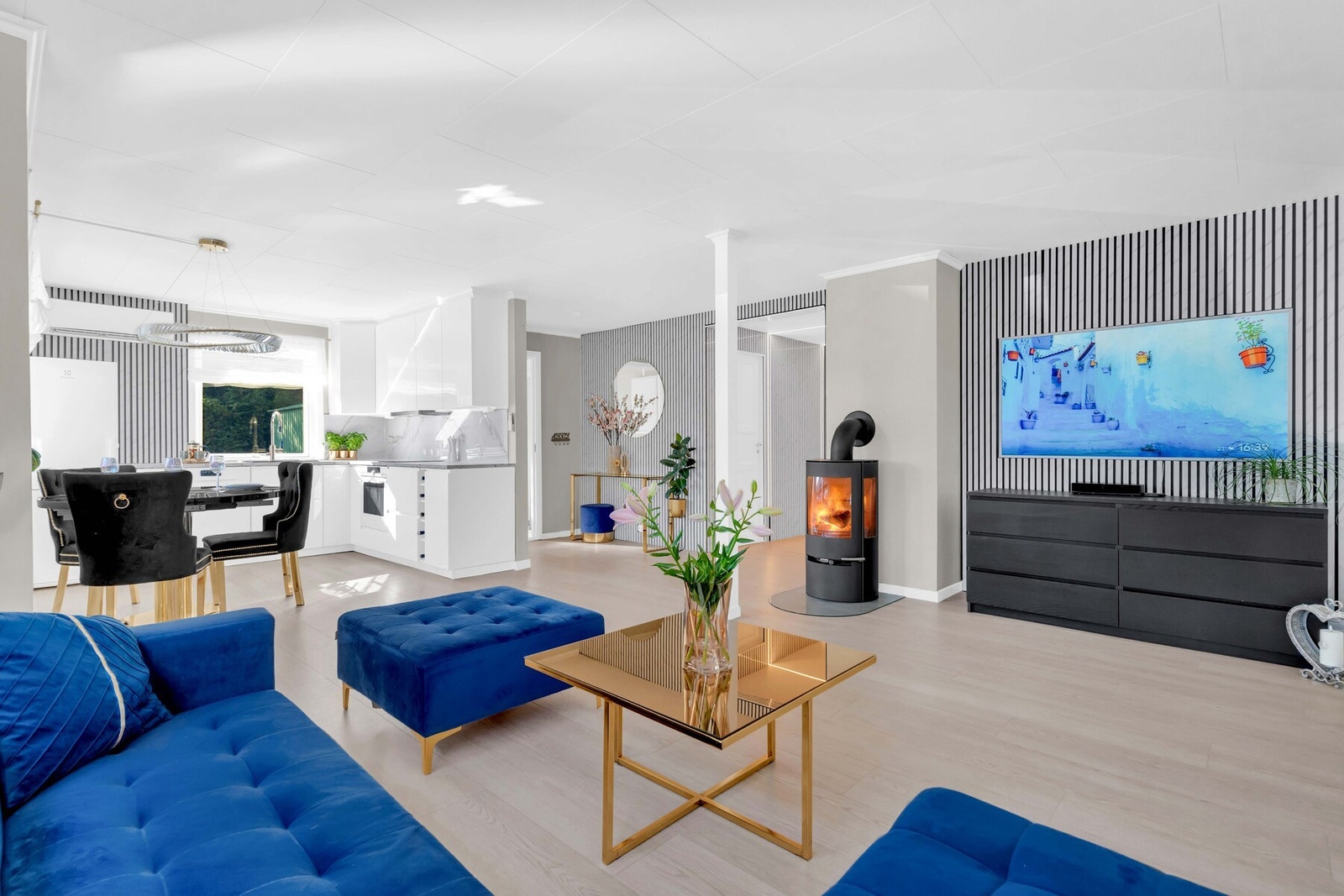 Stuen er et lyst og innbydende oppholdsrom som naturlig blir hjemmets samlingspunkt. De store vindusflatene slipper inn rikelig med dagslys og gir en luftig romfølelse. Galleribilde