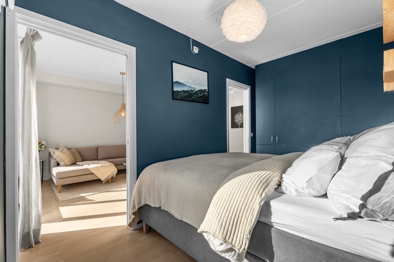 I andre enden er en praktisk, integrert garderobeløsning for oppbevaring av klær og sko. Galleribilde