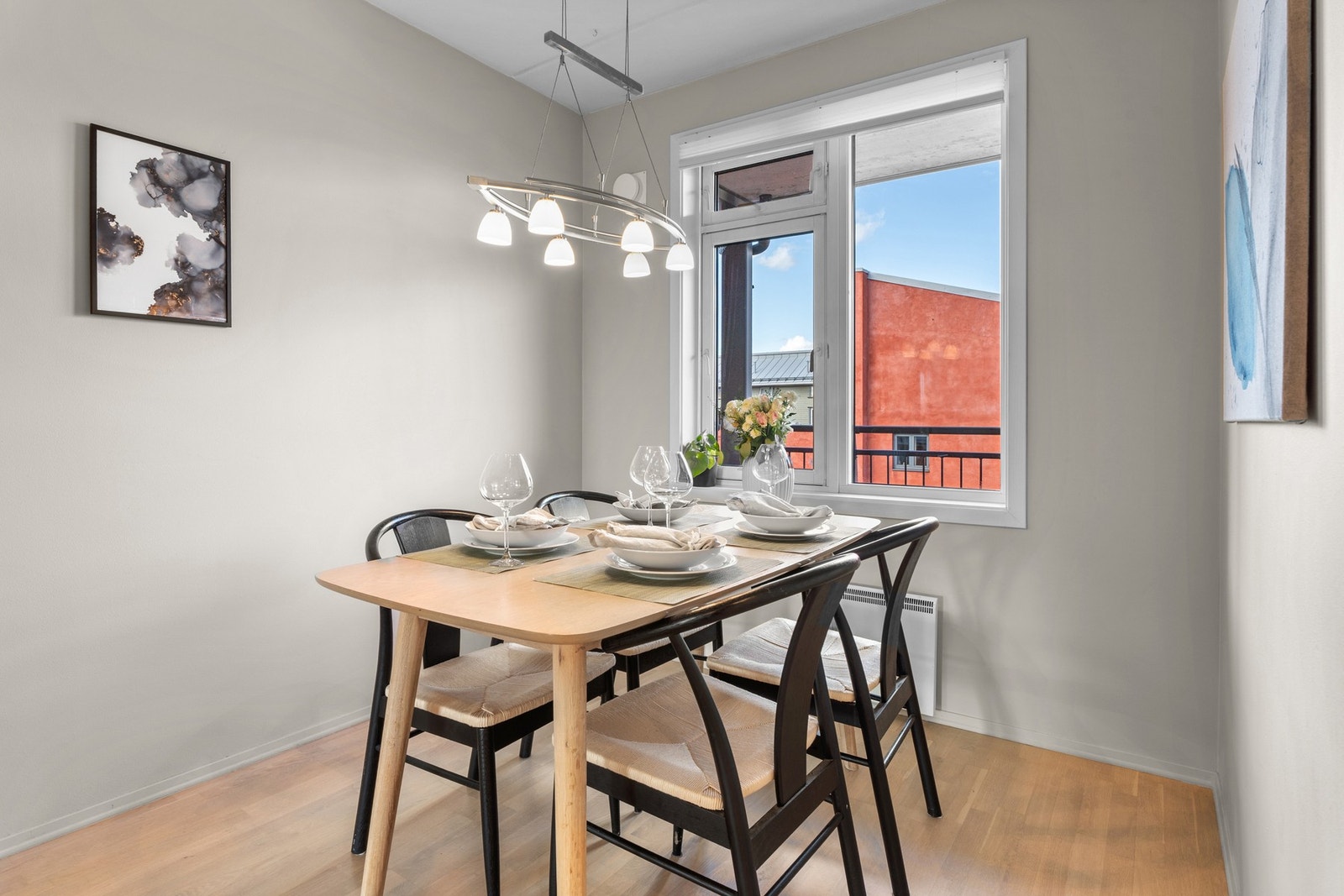 Velegnet plass til en stor spisegruppe for familien. Galleribilde