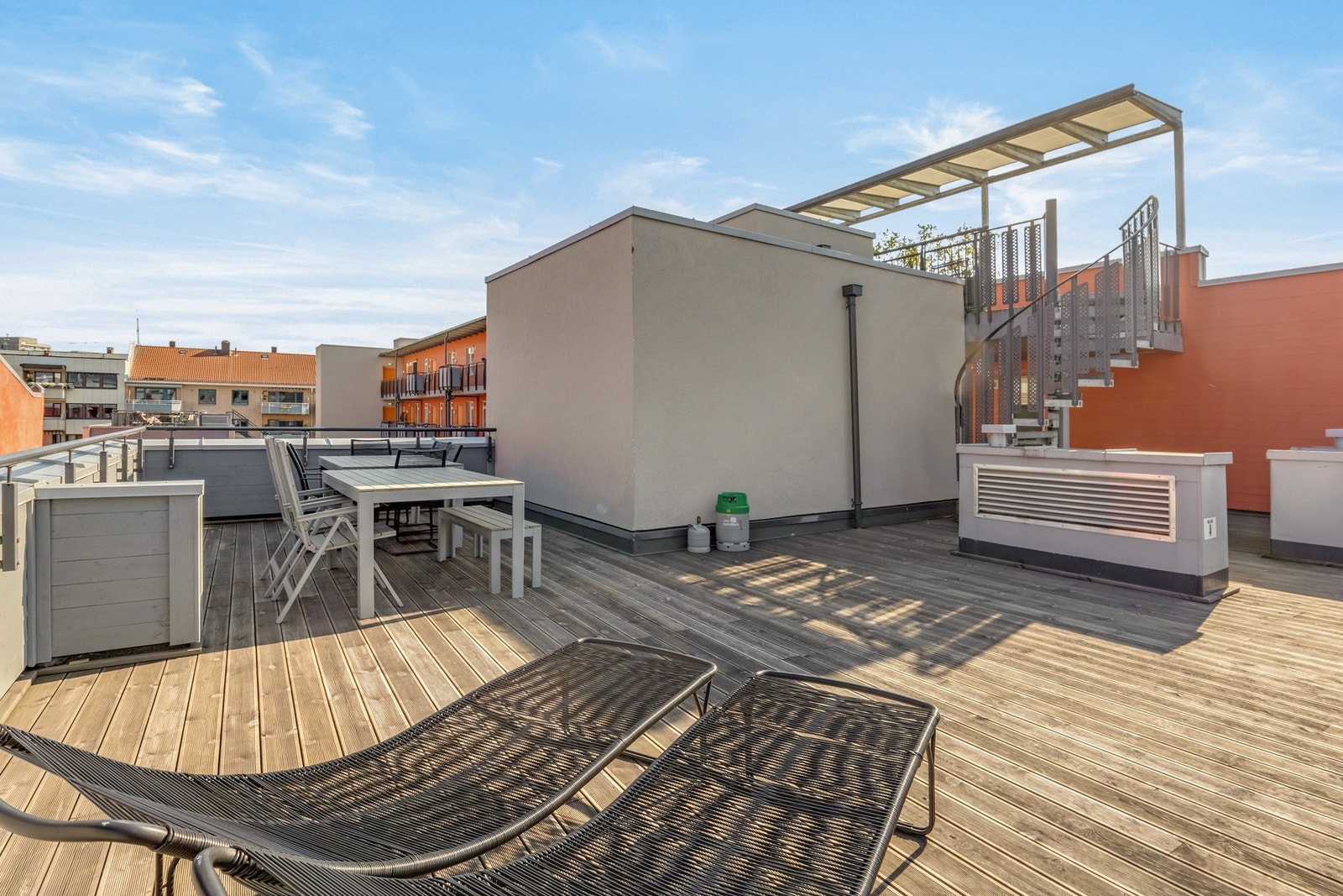 Det er flere sittegrupper, solsenger og god plass til hyggelige selskap. Galleribilde