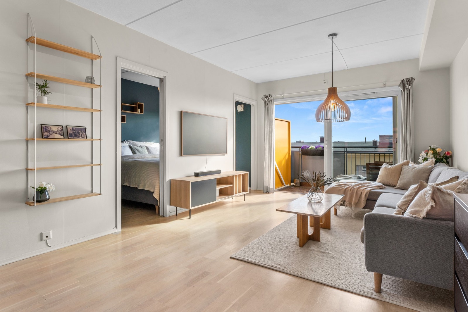 Et lyst og moderne hjem med god intern beliggenhet i byggets 5. etasje. Galleribilde