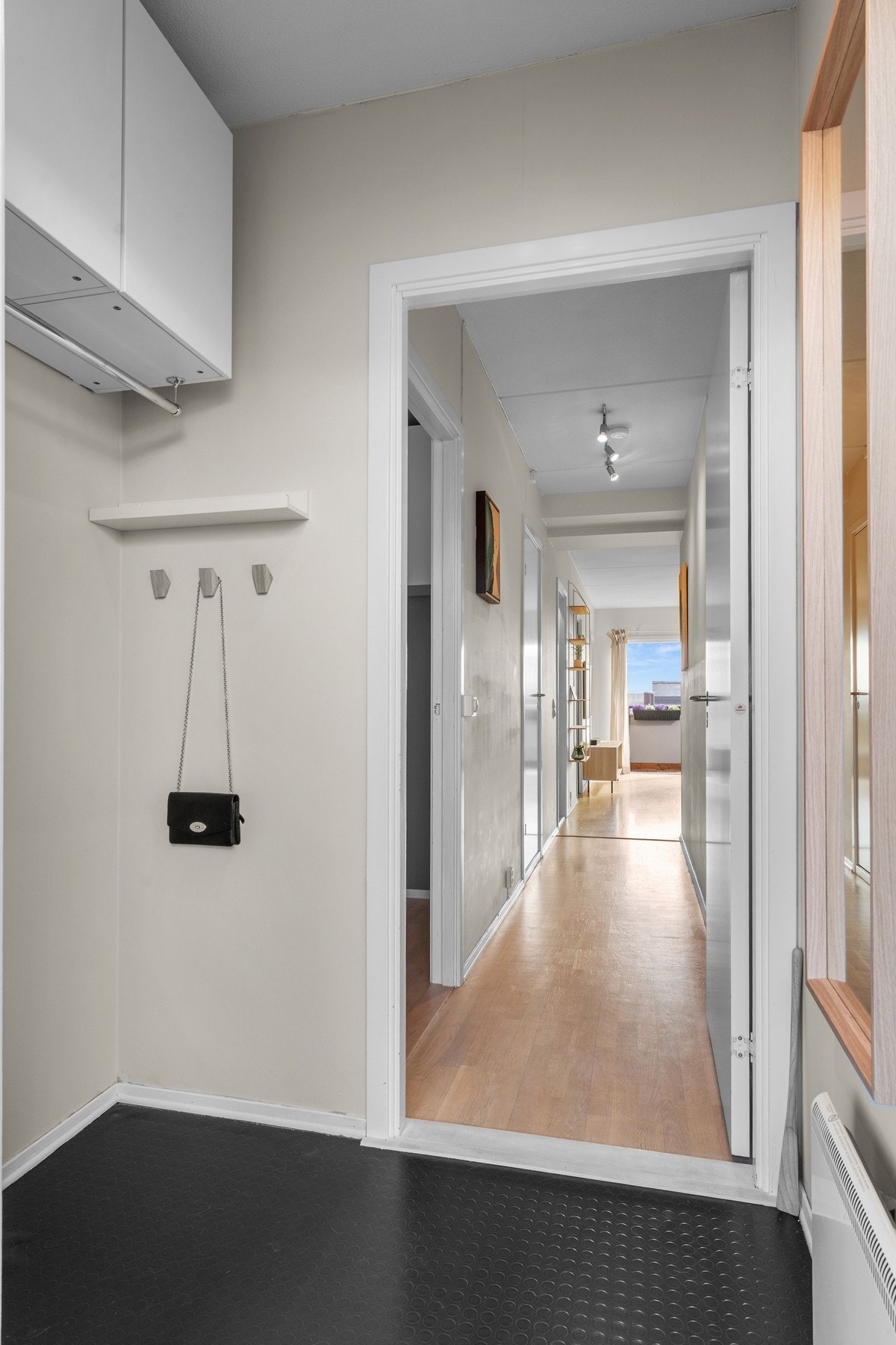 Velkommen til visning! Lys og hyggelig entré med plass til å henge fra seg. Galleribilde