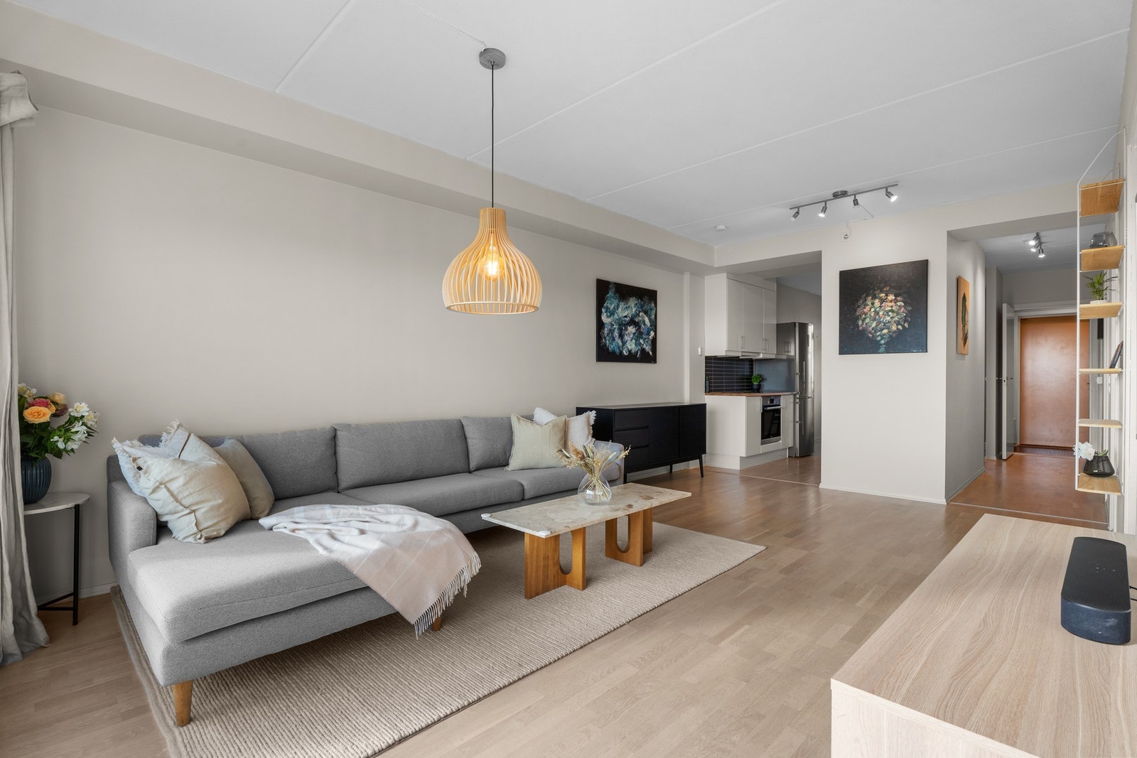 På gulvet er det lagt en pen parkett. Galleribilde