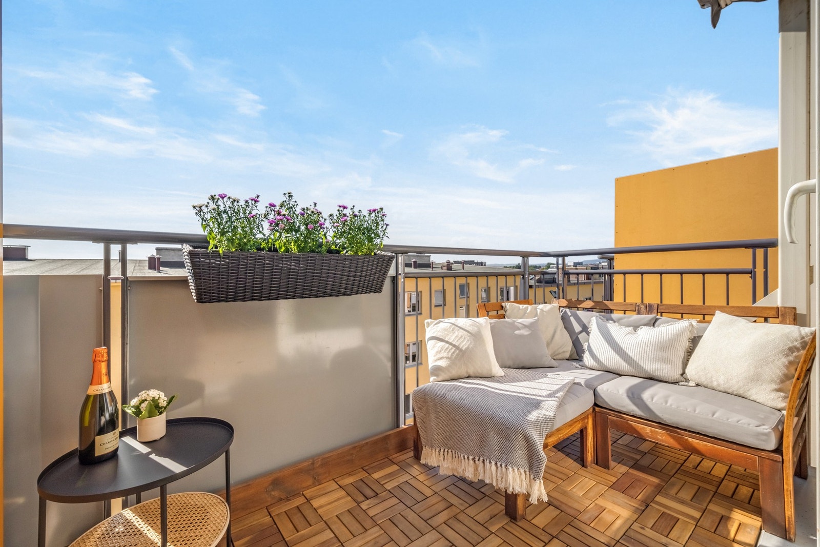 Det er utgang til en solrik, sydvestvendt balkong på 4 kvm. Galleribilde