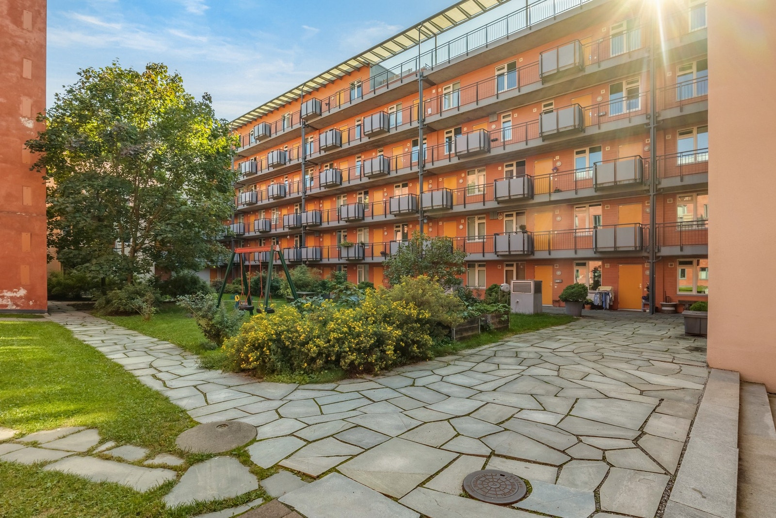 Indre gårdsrom er pent opparbeidet med stier og plen, samt et perfekt samlingsted for både store og små. Galleribilde