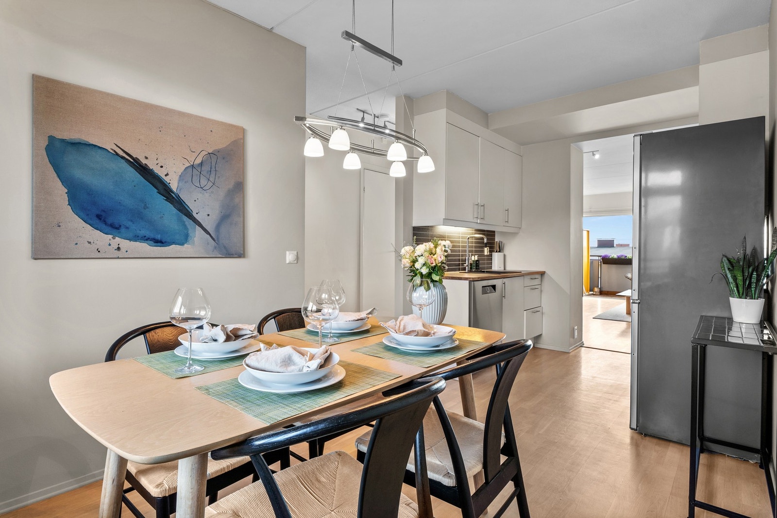 Leiligheten er gjennomgående og har lys fra to himmelretninger. Galleribilde