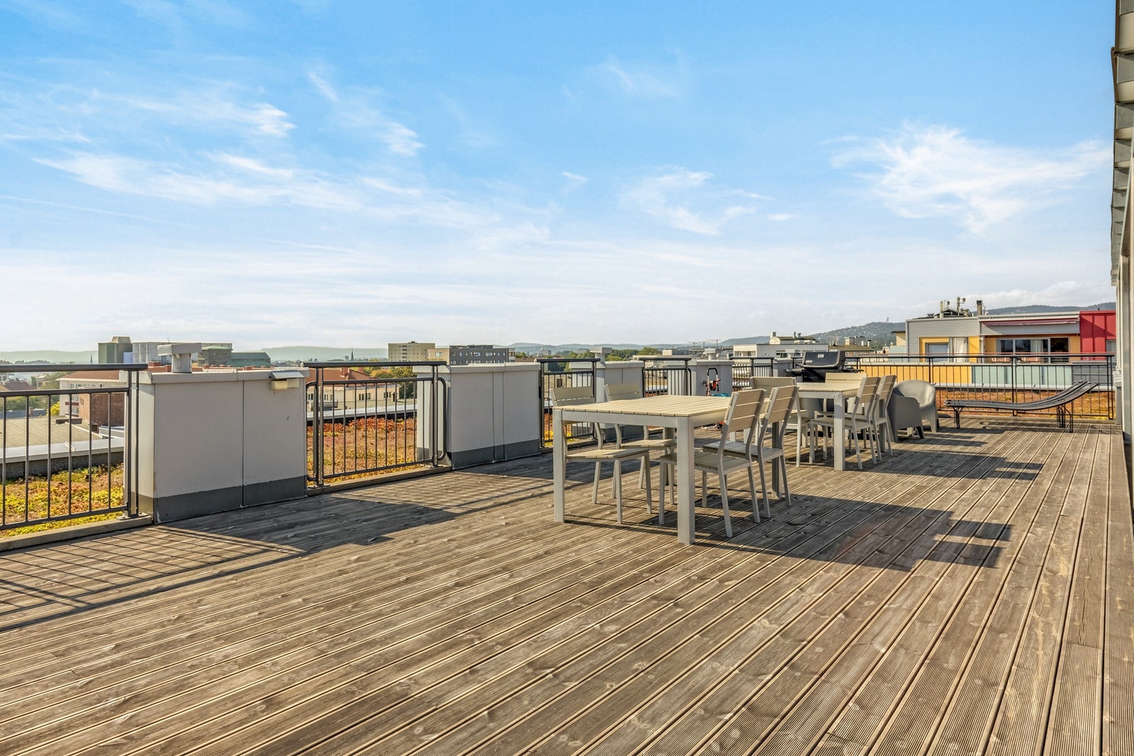På taket finner dere tre store takterrasser med uslåelige solforhold. Galleribilde
