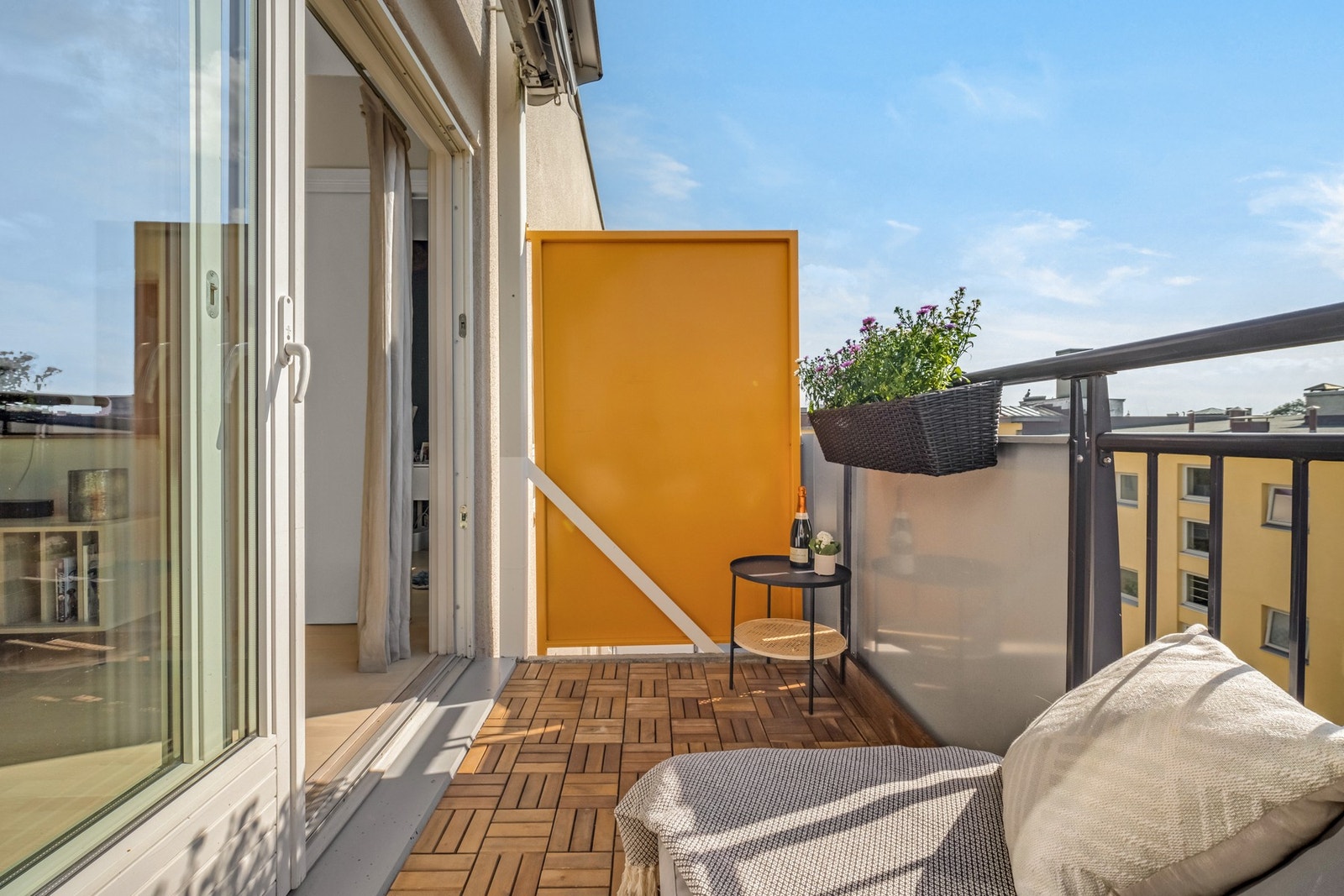 Balkongen blir en forlengelse av stuen på varme sommerdager. Galleribilde