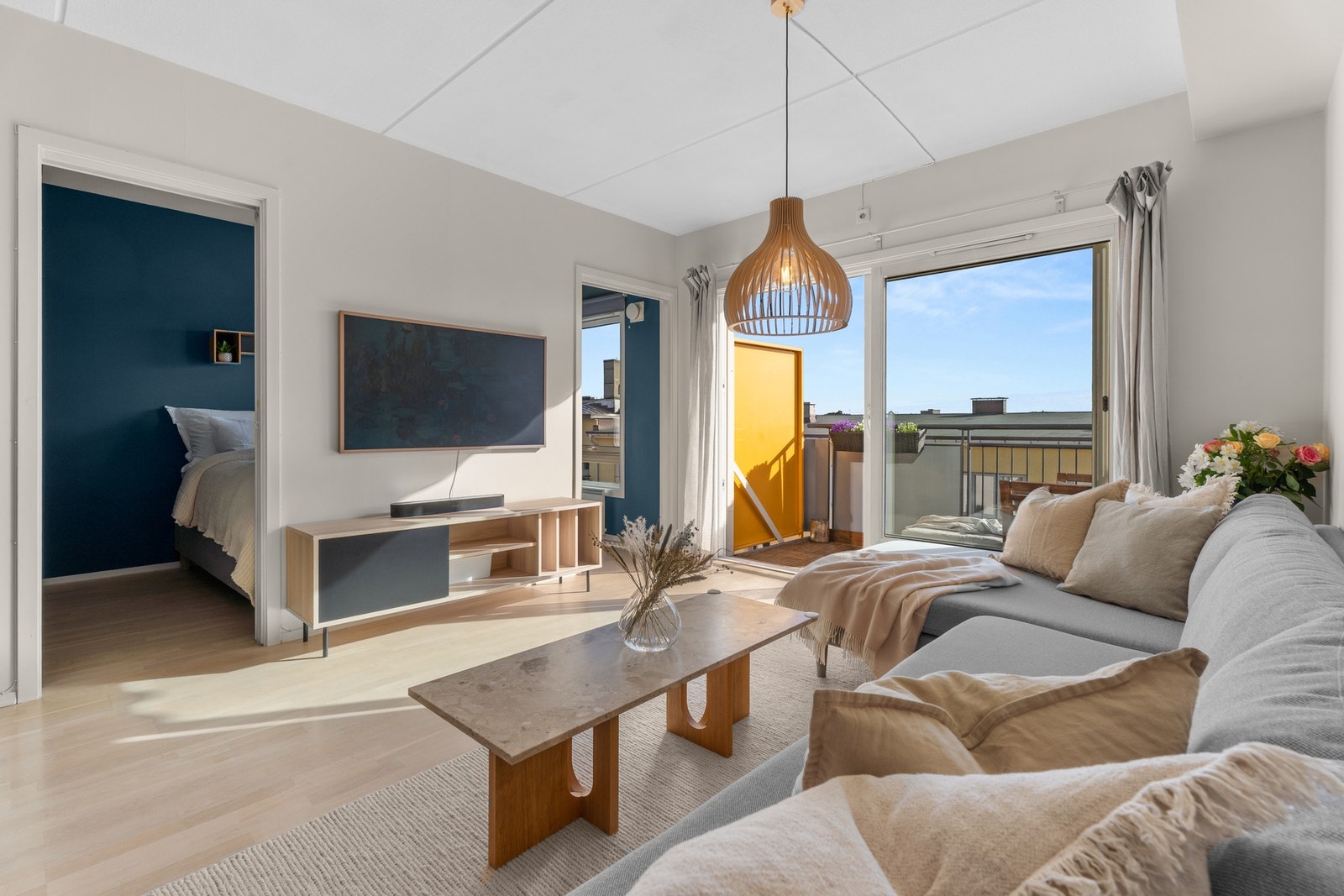 Mye naturlig lys fra store vindusflater. Galleribilde