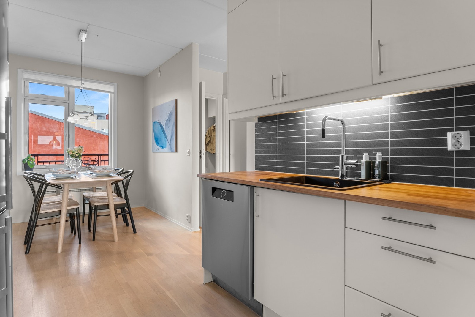 Et tidløst kjøkken med benkeplate. Galleribilde